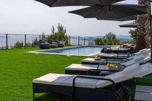 Πισίνα στο ή κοντά στο Villa El Capitano Private Seaview Retreat Near Split