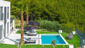 basen w ogrodzie obok domu w obiekcie NEW! Villa El Capitano Private Seaview Retreat Near Split w Podstranie