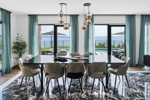 jadalnia ze stołem i krzesłami w obiekcie NEW! Villa El Capitano Private Seaview Retreat Near Split w Podstranie