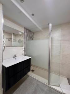 Ένα μπάνιο στο Color Suites Alicante