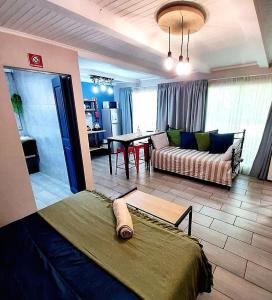 un soggiorno con un divano e un tavolo di The Adler Studio apartment a Boksburg
