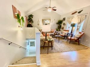 een woonkamer met een trap naar een woonkamer bij Sasquatch Lodges Family FGH Sleeps 36 in Gatlinburg