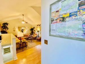een grote kaart hangend aan een muur in een woonkamer bij Sasquatch Lodges Family FGH Sleeps 36 in Gatlinburg