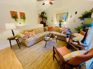 een woonkamer met een bank en een tafel bij Sasquatch Lodges Family FGH Sleeps 36 in Gatlinburg