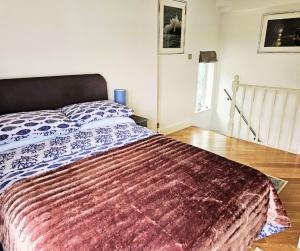 ブリクサムにあるBoutique Apartment Brixhamのベッドルーム1室(カラフルな掛け布団付きのベッド1台付)