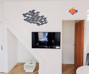 ブリクサムにあるBoutique Apartment Brixhamのリビングルーム(壁にテレビ付)