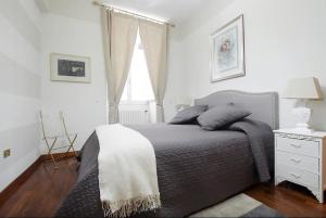 A bed or beds in a room at Holidays Banchi Nuovi