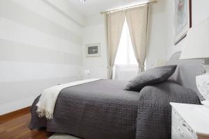 A bed or beds in a room at Holidays Banchi Nuovi