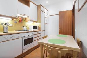 A kitchen or kitchenette at Holidays Banchi Nuovi