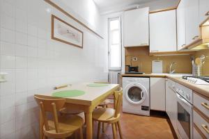 A kitchen or kitchenette at Holidays Banchi Nuovi