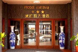 tre vasi blu e bianchi davanti a un hotel mirka di Hotel Mirava a Maputo