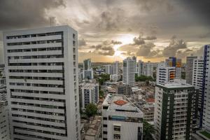 a view of a city with tall buildings at Flat c/ Limpeza Diária | Piscina e Praia - DL1804 in Recife