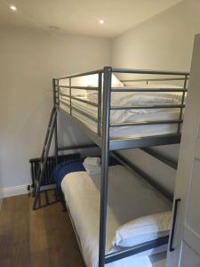 un par de literas en una habitación en Superb luxury 2 beds in Victoria Pimlico Westminster, en Londres 14 fotos más