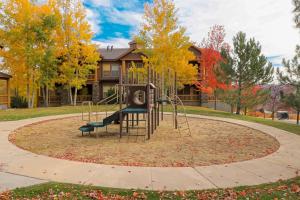 ein Spielplatz vor einem Haus in der Unterkunft Fox Bay Escape in Heber City