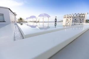 Bazén v ubytování White 1903 - Rooftop Pool & Luxury Rooms nebo v jeho okolí