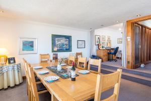 ein Esszimmer mit einem Holztisch und Stühlen in der Unterkunft 5 Mariners Reach in Saundersfoot