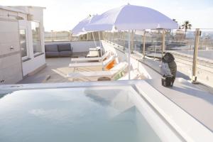 Bazén v ubytování White 1903 - Rooftop Pool & Luxury Rooms nebo v jeho okolí