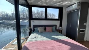 Postel nebo postele na pokoji v ubytování Jacuzzi & relax on greyhouseboat