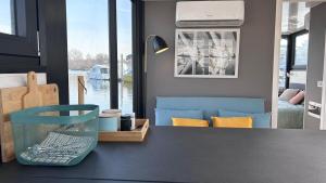 Fotografie z fotogalerie ubytování Jacuzzi & relax on greyhouseboat v destinaci Dormelletto