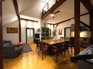 Nhà bếp/bếp nhỏ tại Quellhuette Dachbodn +60 ảnh