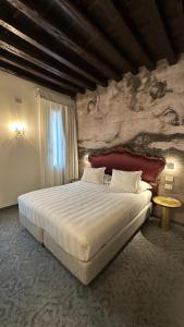 A bed or beds in a room at Ai Due Fanali Adults Only