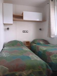 Postel nebo postele na pokoji v ubytování mobil-home sympa 3 chambres + 9 fotografií