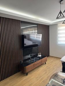 Μια τηλεόραση ή/και κέντρο ψυχαγωγίας στο Duran Lux +5 φωτογραφίες