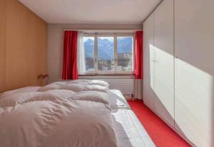 Una cama o camas en una habitación de With Mountain View & Balcony Kitchen Parking