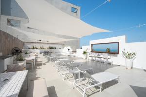 TV a/nebo společenská místnost v ubytování Central Beach Hotel