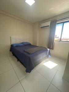 a bedroom with a bed in a room with a window at Na Orla de Petrolina, ar condicionado e elevador in Petrolina +52 photos