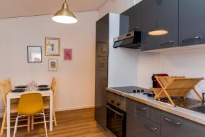 Nhà bếp/bếp nhỏ tại 4-person apartment, city center +17 ảnh