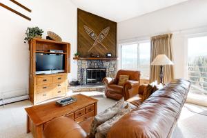 Una sala de estar con un sofá y un televisor. en Buffalo Ridge 305E, en Silverthorne