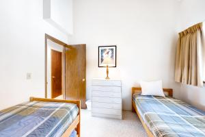 Un dormitorio con dos camas y una cómoda. en Buffalo Ridge 305E, en Silverthorne