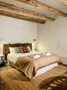 a bedroom with a large bed with a wooden headboard at Maison de la montagne - Chambres & Relax in Arvier