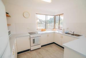 Woorim Waves - Beachfront Comforts with Shared Pool的厨房或小厨房