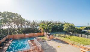 Woorim Waves - Beachfront Comforts with Shared Pool内部或周边的泳池
