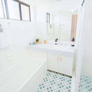 Woorim Waves - Beachfront Comforts with Shared Pool的一间浴室