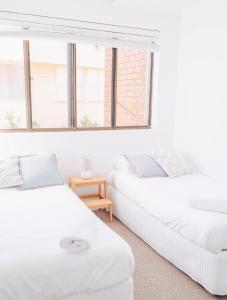 Woorim Waves - Beachfront Comforts with Shared Pool客房内的一张或多张床位