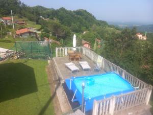 an overhead view of a swimming pool in a yard at La SELVA in Vistrorio