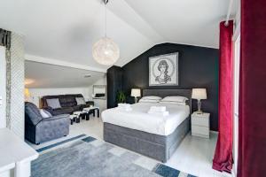 ein Schlafzimmer mit großem Bett und Couch in der Unterkunft Casa Memory in Crikvenica + 37 Fotos