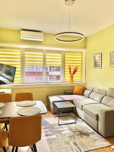 un soggiorno con un divano e un tavolo di 1BDR Flat in center of Sofia Vitoshka Blvd a Sofia