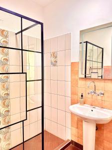 un bagno con lavandino e doccia in vetro di 1BDR Flat in center of Sofia Vitoshka Blvd a Sofia
