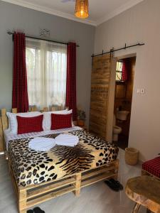 Un dormitorio con una cama grande con una colcha con estampado de leopardo. en Baraka Home, en Arusha