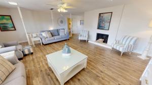 un soggiorno con divano e camino di Holiday House a Destin