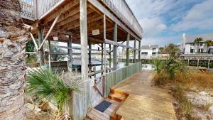 un edificio con una passerella di legno accanto a una spiaggia di Holiday House a Destin