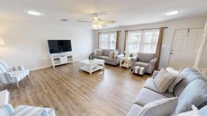 un soggiorno con un divano e una TV di Holiday House a Destin