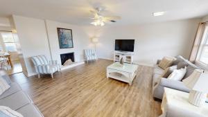 un soggiorno con un divano e una TV di Holiday House a Destin