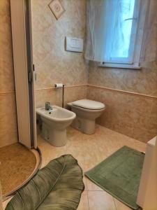 un bagno con un water e un lavandino di IL GIARDINO FIORITO Luxury Guest House B & B a Cesena Altre 7 foto