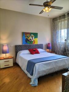 una camera da letto con un letto con una coperta blu e due lampade di IL GIARDINO FIORITO Luxury Guest House B & B a Cesena