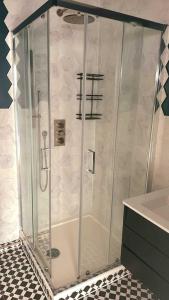 una ducha con puerta de cristal en un baño en Superb luxury 2 beds in Victoria Pimlico Westminster, en Londres